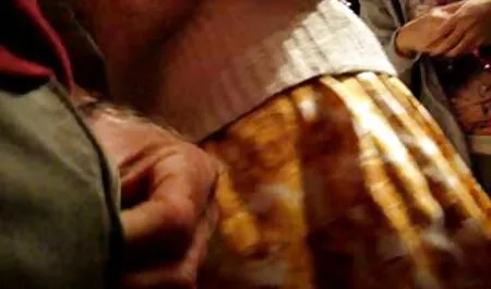 O dansatoare de fete care se fut de placere striptease în fața unui client de dans privat.