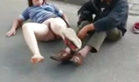 Un mic crin domesticit a fost decojit de fete bune sexi călăreți uimitori adulți.