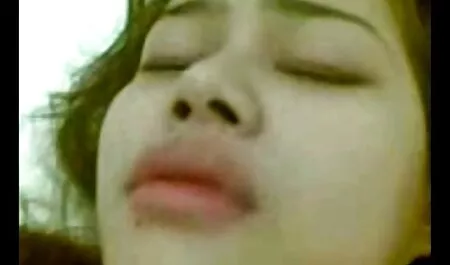 Curva Bouti andue mănâncă în cocoș cabină și fete face sex sare