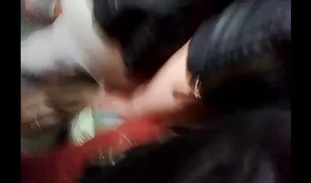 O tânără fete tinere sexy brunetă forțează un bărbat să vadă înșelăciune