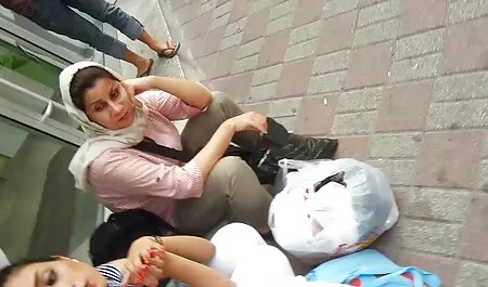 Ea fetite futute in cur a fost născut în tipa dracului în baie de cafenea