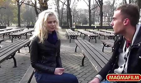 Mama și fiica mea sex cu femei goale de Crăciun împreună.