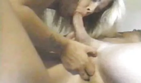 O fată drăguță se masturbează cu fete porno cu animale păsărică în duș.