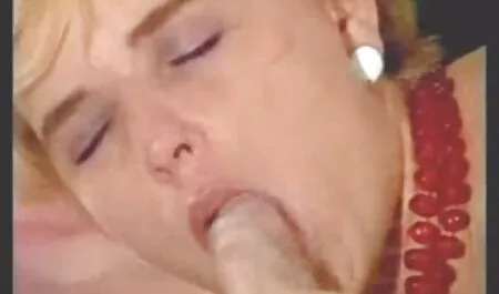 Fute un biberon este întins de ei fetite sexy doi bărbați fierbinte în toate crăpăturile