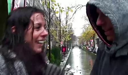 Doctorul a ras pacientul cu limba și a hrănit fete foarte sexi pălăria.