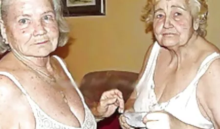 Meșterii porno cu fete fortate erau pe lalele calde în călduri calde