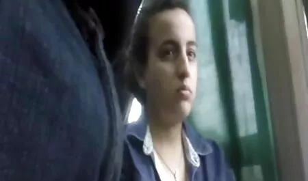 Doamna cu fete nud la mare o rochie proaspătă și moale, care este crud în Oldak