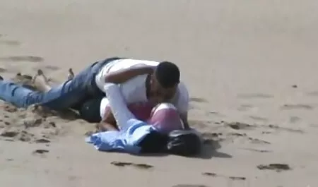 Primul an este futut de un bătrân în parc. fete tinere sexi